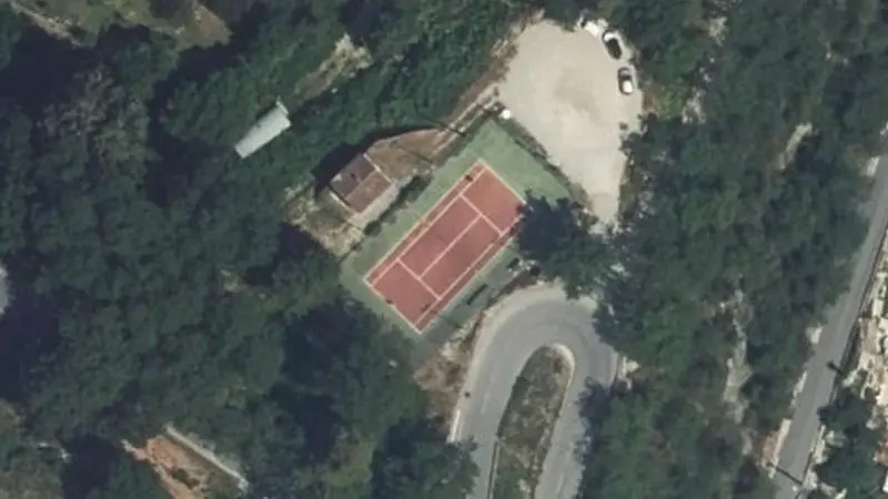 Vue aérienne du court de tennis : Terrain de tennis de Bendejun