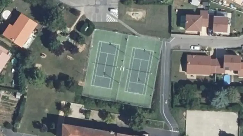 Vue aérienne des courts de tennis : Jeux de Boules et Courts de Tennis
