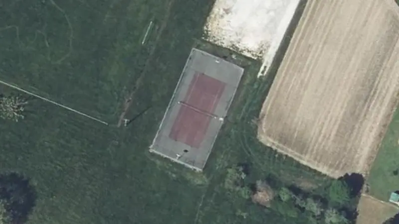 Vue aérienne du court de tennis : Complexe Sportif de Parcoul-Chenaud