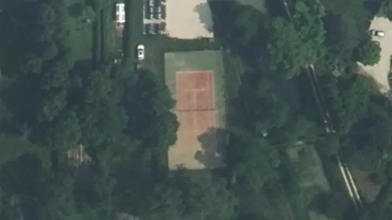 Vue aérienne du court de tennis : Terrain de tennis de Fourcès