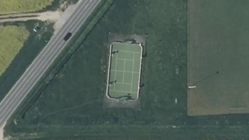 Vue aérienne du court de tennis : Stade de football