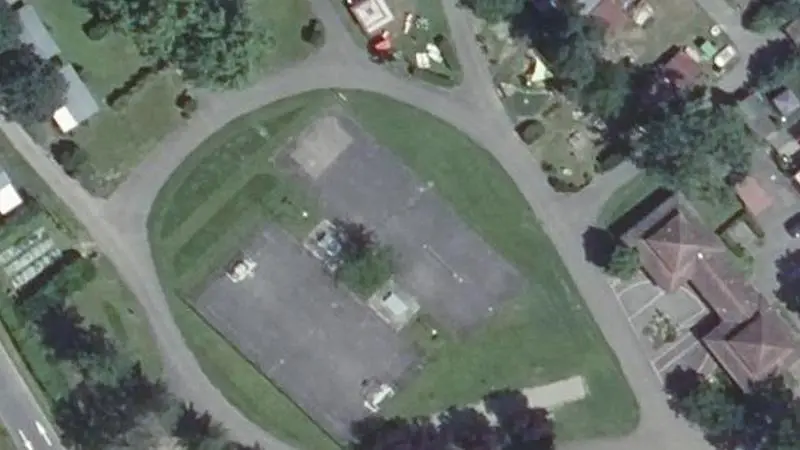 Vue aérienne du court de tennis : Camping de l'ile du Rhin