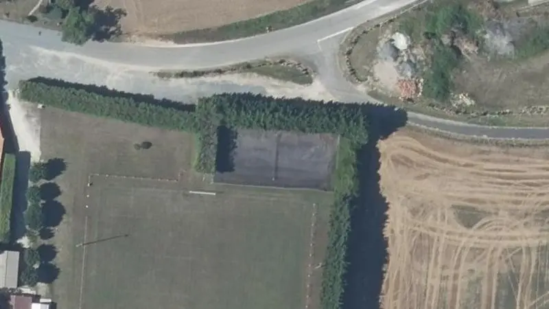 Vue aérienne du court de tennis : Stade municipal de Charmé