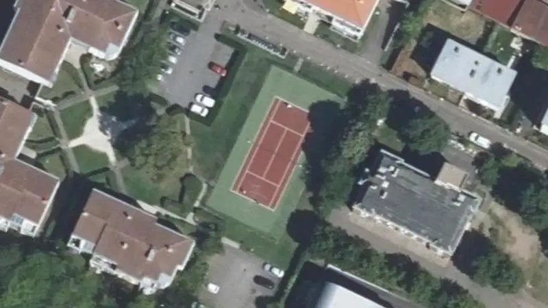 Vue aérienne du court de tennis : Square Dornez