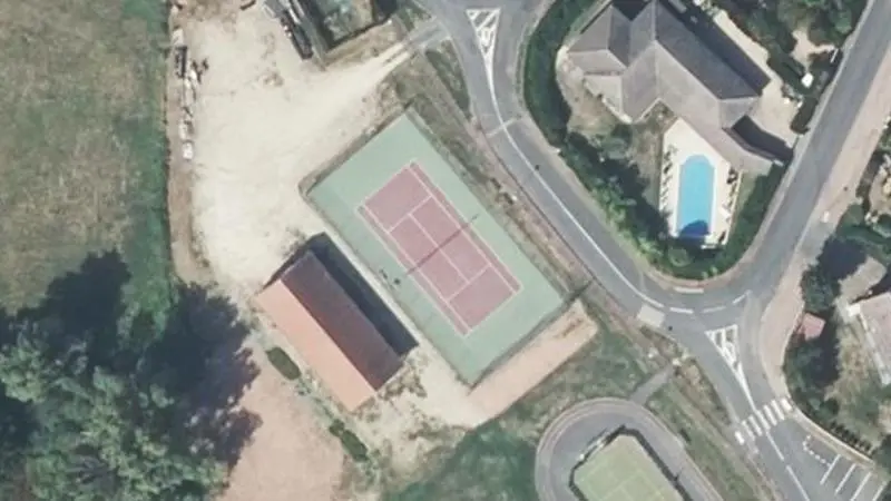 Vue aérienne du court de tennis : Terrain de tennis de Saint-Eusèbe