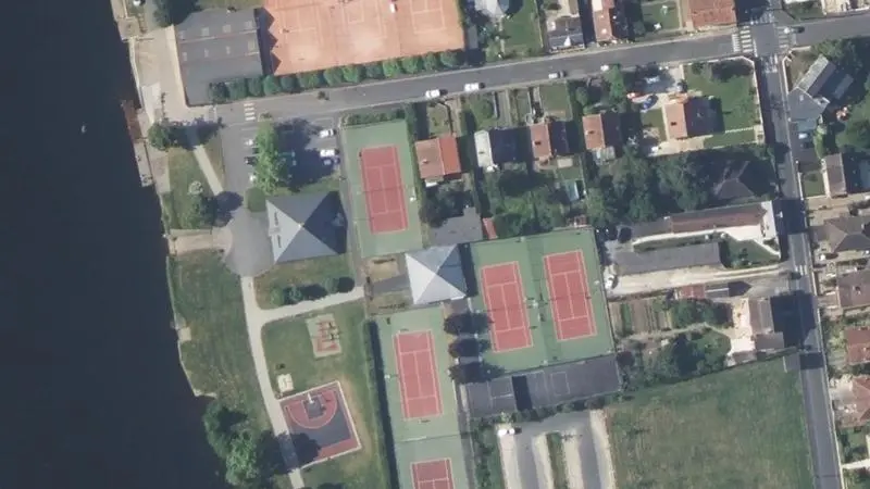 Vue aérienne des courts de tennis : Base Nautique