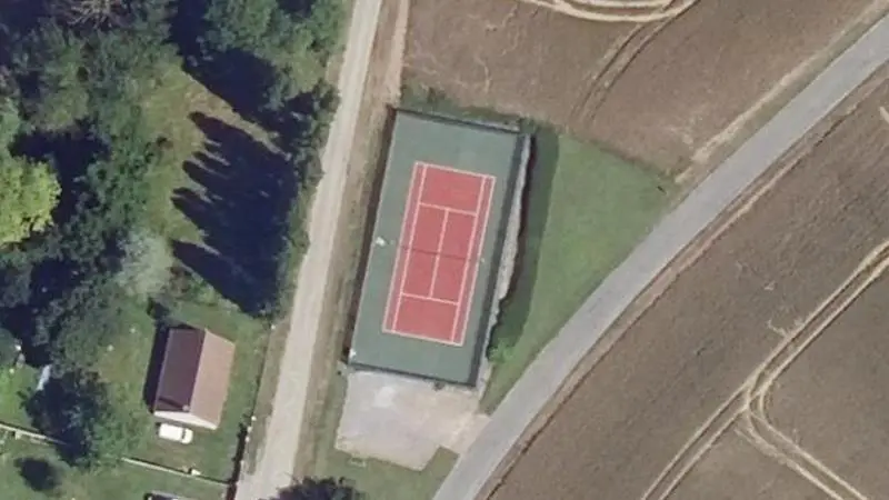 Vue aérienne du court de tennis : Terrains de Sports de Vez