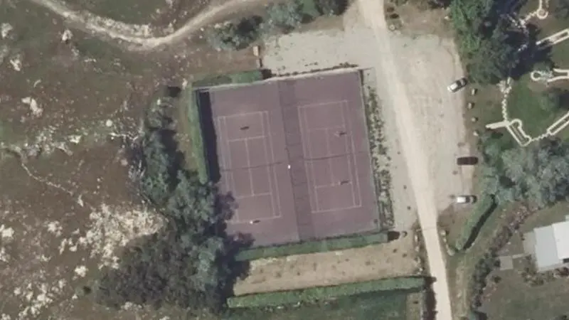Vue aérienne du court de tennis : Parc de Loisirs des Amiets