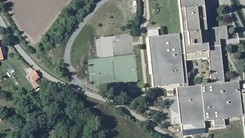 Vue aérienne du court de tennis : Terrain de tennis de Turriers
