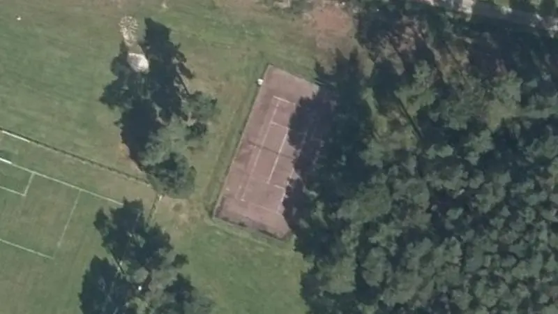 Vue aérienne du court de tennis : Salle omnisports - complexe SP la sapinière