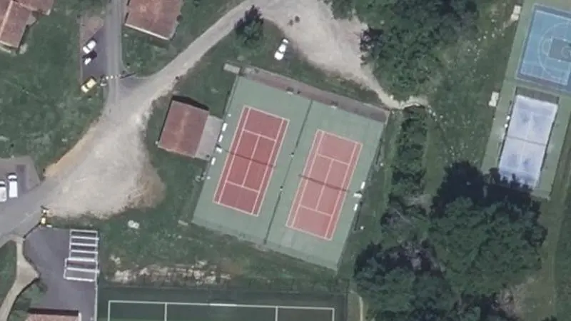 Vue aérienne des courts de tennis : Stade Municipal de Targon