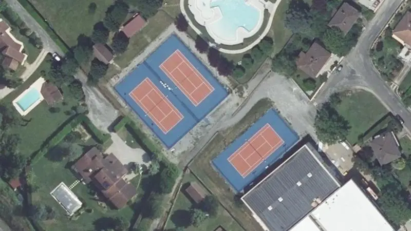 Vue aérienne des courts de tennis : Complexe sportif avec centre aquarécréatif