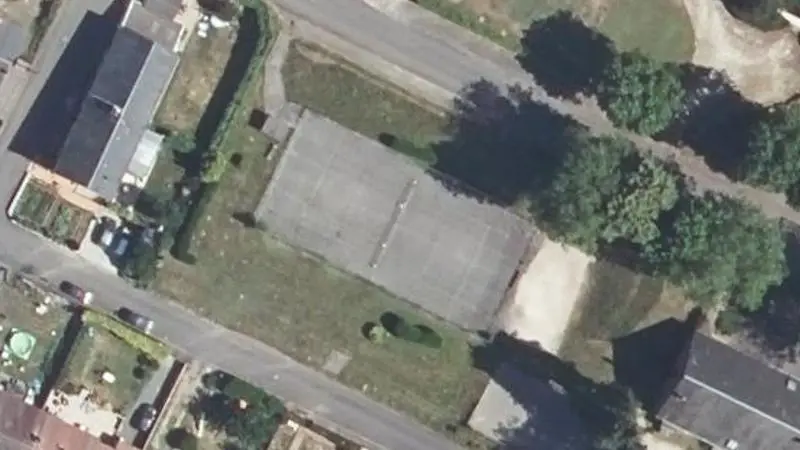 Vue aérienne du court de tennis : Terrain de tennis de Saint-Clair-de-Halouze