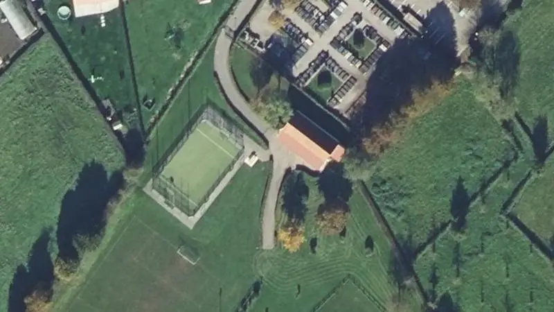 Vue aérienne du court de tennis : Terrains de Tennis et de Petanque
