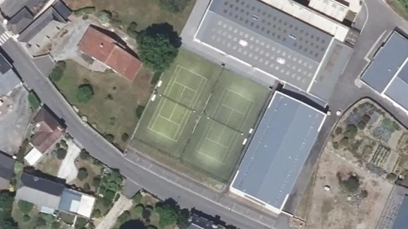Vue aérienne des courts de tennis : Salle des sports de Lée