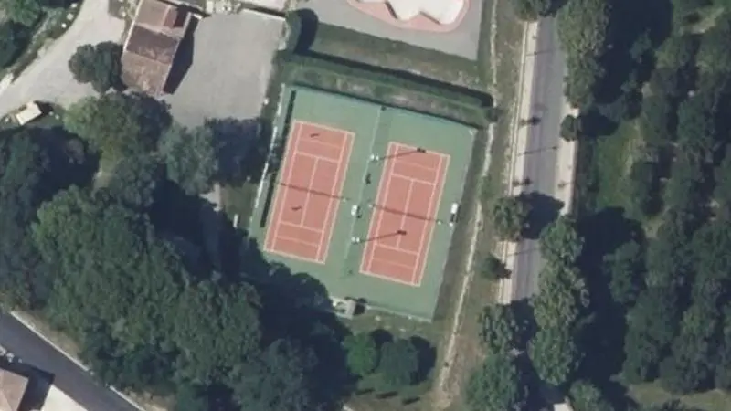 Vue aérienne des courts de tennis : Ensemble sportif de Mirabel-aux-Baronnies