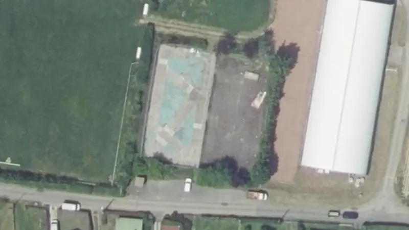 Vue aérienne du court de tennis : Zone de loisirs du lac Vert