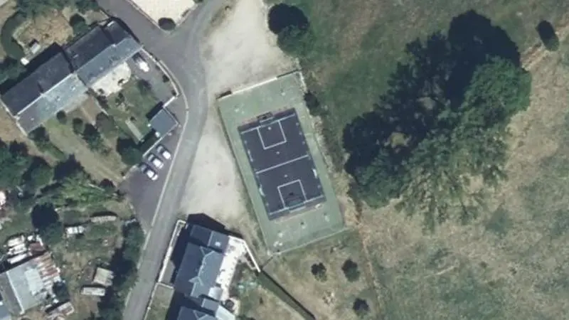 Vue aérienne du court de tennis : Terrain de tennis de Coltines
