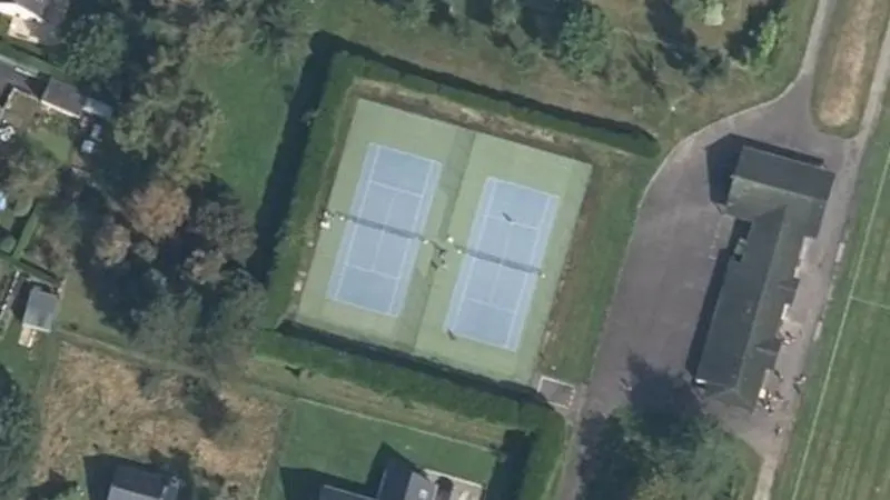 Vue aérienne du court de tennis : Complexe sportif de Saint-Jacut-les-Pins