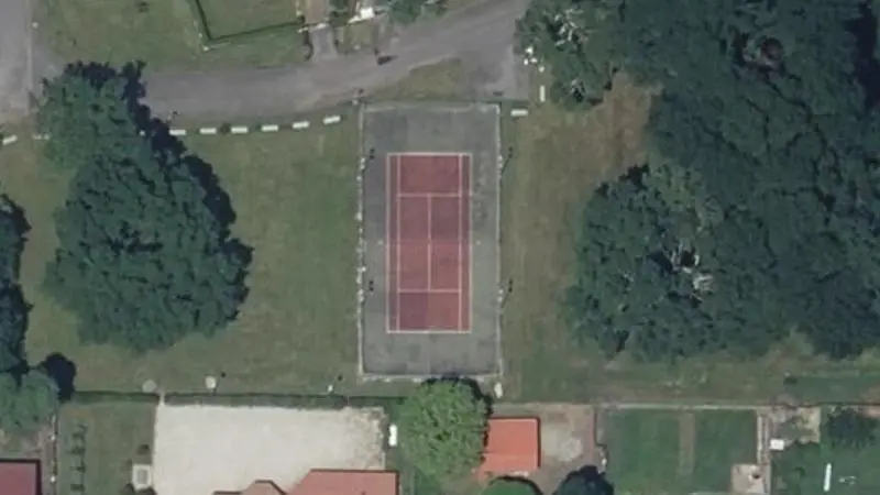 Vue aérienne du court de tennis : Terrain de tennis de Cantaous
