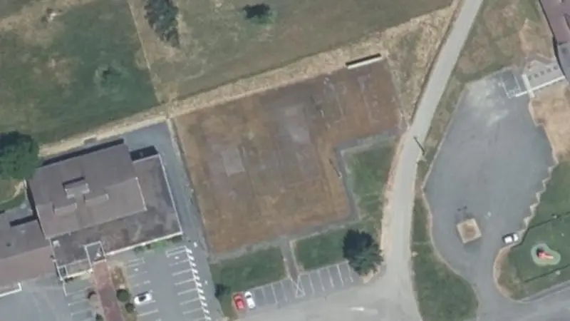 Vue aérienne des courts de tennis : Groupe Scolaire de la Varonne