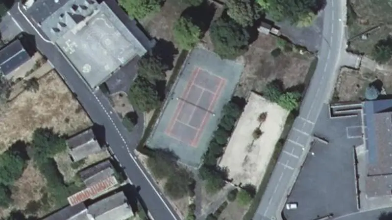 Vue aérienne du court de tennis : Court de tennis et terrain de pétanque