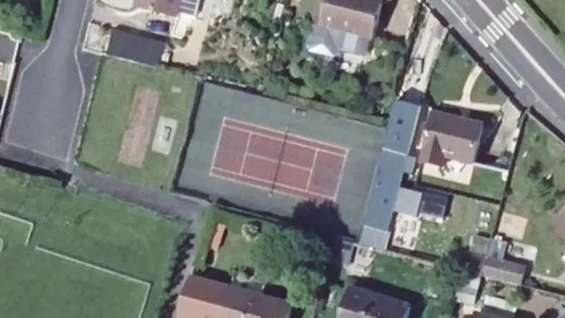 Vue aérienne du mur de tennis : Stade Municipal de Basly