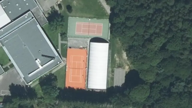 Vue aérienne des courts de tennis : Espace Loisirs La Forêt