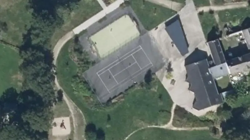 Vue aérienne du court de tennis : Salle polyvalente de Lauzach