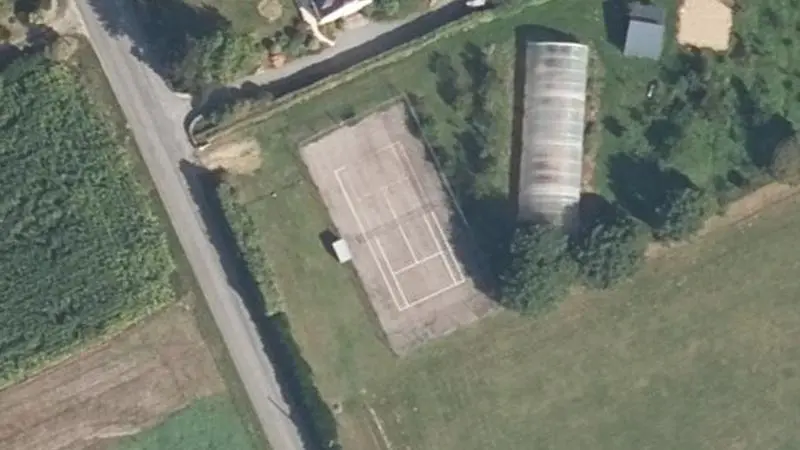 Vue aérienne du court de tennis : Terrain des sports
