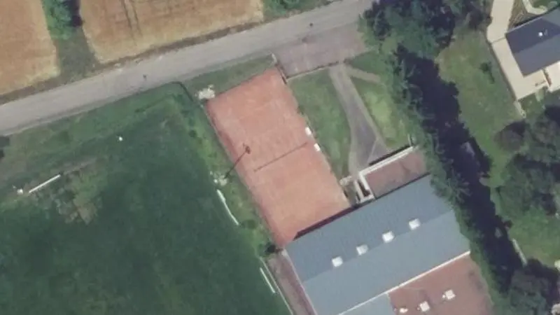 Vue aérienne du court de tennis : Complexe sportif municipal d'Etzling