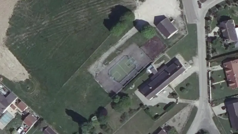 Vue aérienne du court de tennis : Terrain de tennis de Radonvilliers