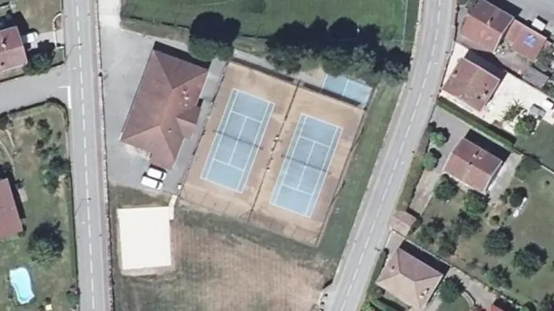 Vue aérienne des courts de tennis : Terrains de tennis de Chatte (Stades)