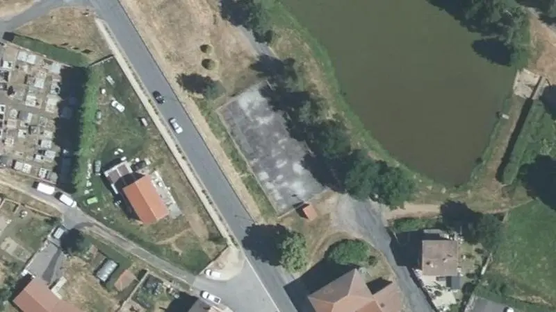 Vue aérienne du court de tennis : Terrain de tennis de Jullianges