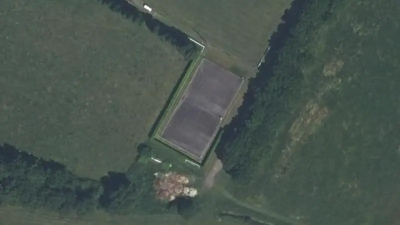Vue aérienne du court de tennis : Stade de Châtelais