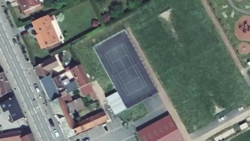 Vue aérienne du court de tennis : Terrain des Sports Municipal