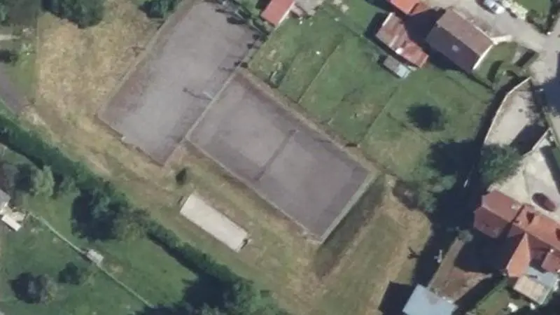 Vue aérienne du court de tennis : Plateau EPS de Saint-Pierre-en-Val