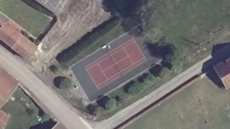Vue aérienne du court de tennis : Complexe sportif de Vaudrémont