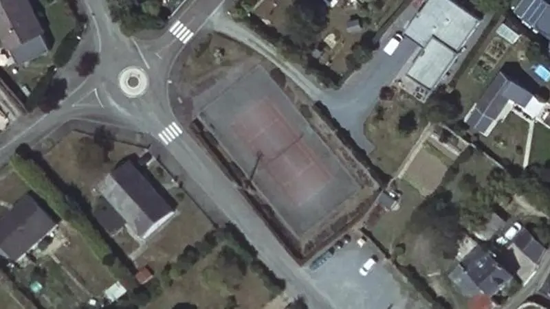 Vue aérienne du court de tennis : Terrain de tennis de Sacé