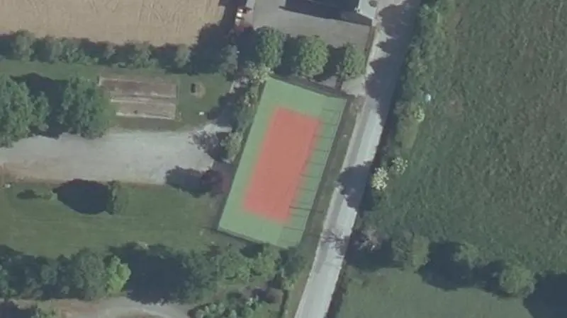 Vue aérienne du court de tennis : Complexe Sportif de Sévignac