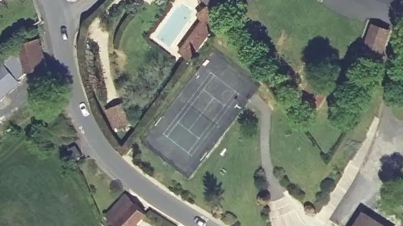 Vue aérienne du court de tennis : Terrain de tennis de Proissans