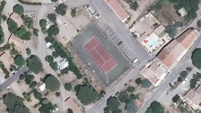 Vue aérienne du court de tennis : Terrain de tennis de Roquebrun