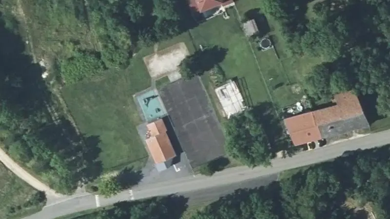 Vue aérienne du court de tennis : Terrains de jeux