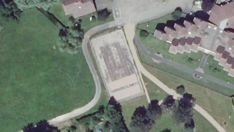 Vue aérienne du court de tennis : Parc Robert Schuman