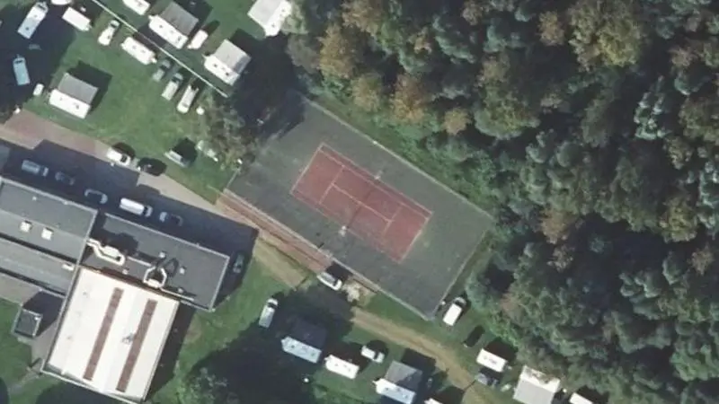 Vue aérienne du court de tennis : Terrain de Rugby + Court de Tennis