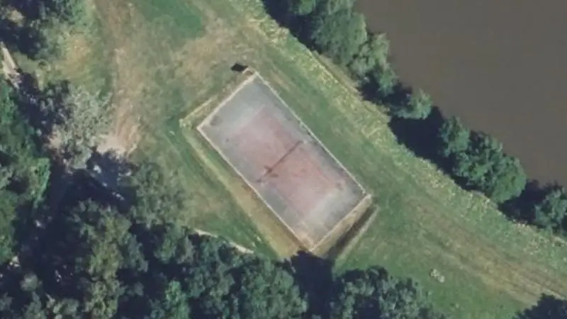Vue aérienne du court de tennis : Plan d'Eau de Boischenu