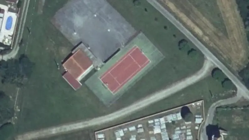 Vue aérienne du court de tennis : Tennis Baccarets
