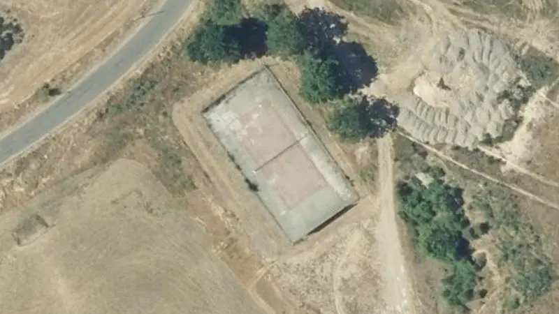 Vue aérienne du court de tennis : Terrain de tennis d'Auroux