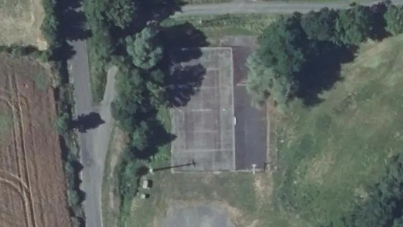 Vue aérienne du court de tennis : Aire de Loisirs de Laps