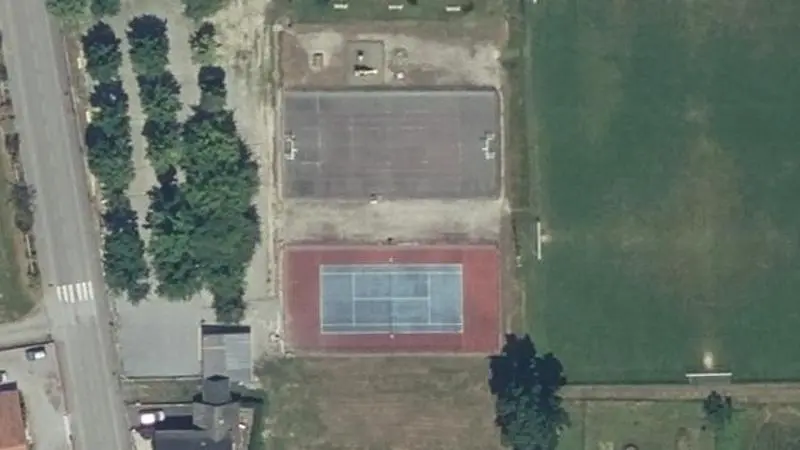 Vue aérienne des courts de tennis : Tennis et terrain de pétanque